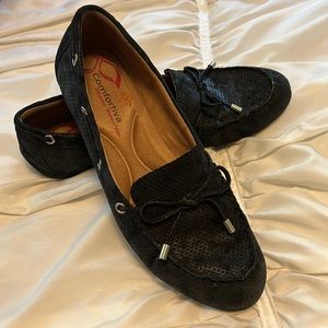 Comfortiva black leather loafer